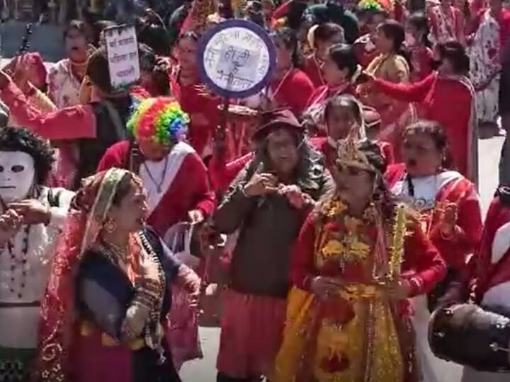 Nainital Women took out holi utsav during Fagotsav gave special message ANN Uttarakhand News: नैनीताल में फागोत्सव के मौके पर महिलाओं ने निकाला होली जुलूस, दिया ये खास संदेश