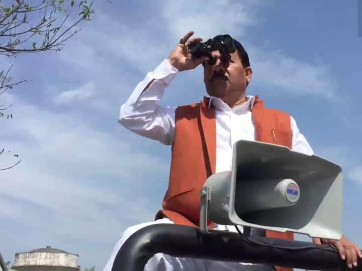 UP Election 2022 SP candidate Yogesh Verma is monitoring EVM with binoculars UP Election 2022: दूरबीन से EVM की निगरानी कर रहे हैं सपा उम्मीदवार योगेश वर्मा, 8-8 घंटे की 3 शिफ्ट बनाई