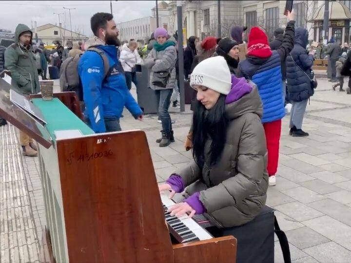 WATCH | Woman Pianist Plays ‘What A Wonderful World’ Outside Ukraine Railway Station 'Hauntingly Beautiful': Watch Woman Pianist Play ‘What A Wonderful World’ Outside Ukraine Railway Station