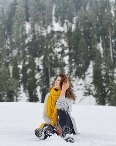 ਬਰਫ ਦੇਖ ਕੇ ਬੱਚੀ ਬਣ ਗਈ ਜੈਨੀਫਰ ਵਿੰਗੇਟ, ਇੰਝ ਕਰ ਰਹੀ ਹੈ ਵਾਦੀਆਂ 'ਚ ਮਸਤੀ