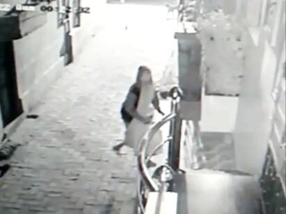 Mysterious woman throwing sandals into the house at midnight in Ramanathapuram நள்ளிரவில் வீட்டுக்குள் செருப்பை வீசியெறியும் மர்ம பெண்: தொண்டியில் பொதுமக்கள் பீதி