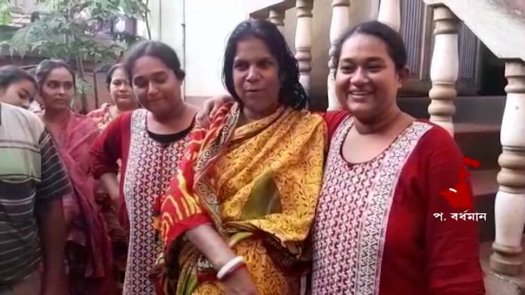 Paschim Bardhaman Durgapur Twin Sisters return from Ukraine safely but now worried about future Paschim Bardhaman News: প্রাণে বেঁচে ফিরেছেন, কিন্তু ভবিষ্যতের কী হবে? দুশ্চিন্তায় ইউক্রেনফেরত যমজ বোন রুমকি-ঝুমকি