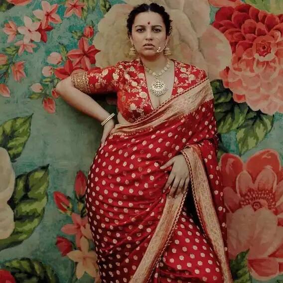 સબ્યસાચી માટે મૉડલિંગ કરતી વખતે, આ મૉડેલ માત્ર સાડી જ નહીં પરંતુ બ્રાઇડલ લહેંગા પણ પહેરતી હતી.