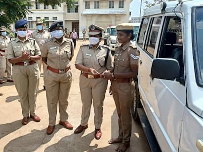 Driving license for 12 female policemen in Thanjavur தஞ்சை : 12 பெண் போலீசாருக்கு  ஓட்டுநர் உரிமம்