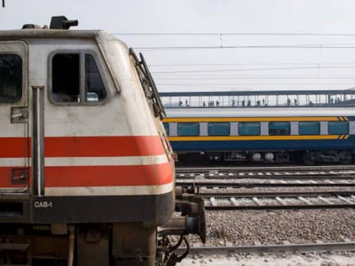 Delhi to Gorakhpur holi special train see here all list of indian railway holi special Holi Special Train List: होली में घर जाने वाले यात्रियों को रेलवे का तोहफा, दिल्ली से गोरखपुर तक के लिए इन ट्रेनों का किया एलान