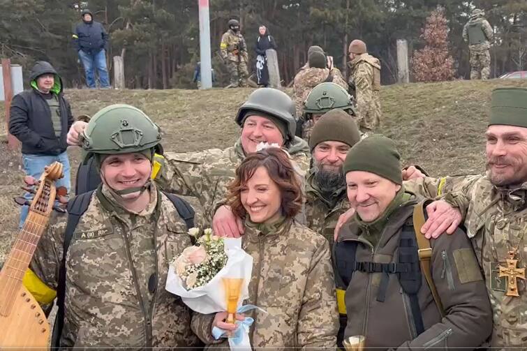 bride and groom tied in the midst of war ukrainian soldiers got married યુક્રેનમાં યુદ્ધ વચ્ચે લગ્નના બંધનમાં બંધાયા દુલ્હા-દુલ્હન, જુઓ સૈનિકો વચ્ચે થયેલા લગ્નનો વીડિયો