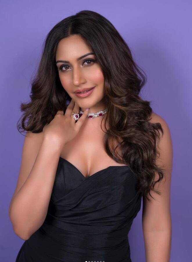 इन फोटोज़ में सुरभि ग्लैमरस होने के साथ-साथ काफी बोल्ड भी लग रही हैं.  फैंस भी एक्ट्रेस  की इन फोटोज़ की खूब तारीफ कर रहे हैं.