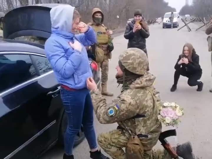 russia ukraine war viral video ukrainian troop surprise girlfriend after stopping her at checkpoint Russia Ukraine War : देश सोडून चाललेल्या गर्लफ्रेंडला युक्रेनच्या सैनिकाचं प्रपोज, चेकपॉईंटवरच घडला प्रकार, व्हिडिओ व्हायरल