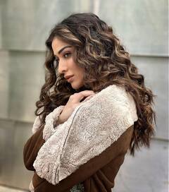 Raai Laxmi: డిఫరెంట్ పోజులతో ఆకట్టుకుంటున్న రత్తాలు