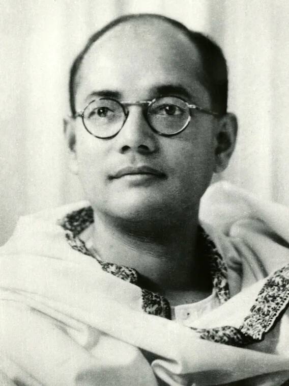 नेताजी सुभाषचंद्र बोस यांचा मृत्यू एक गूढ राहिले आहे. जपानमधील एका विमान अपघातात नेताजींचा मृत्यू झाल्याचे म्हटले जाते. मात्र, अनेकजण याचा इन्कार करतात. त्यामुळे नेताजी यांचा मृत्यू लोकांसाठी आज एक रहस्य आहे.