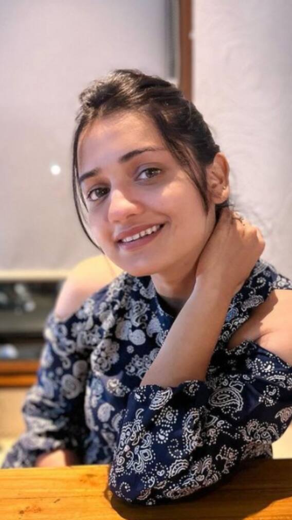 हृता दुर्गुळेच्या 'अनन्या' सिनेमाचे पोस्टर रिलीज