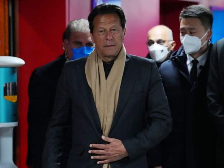 Pakistan Ex PM Imran Khan troubles increasing in foreign funding case FIA summons 10 leaders of PTI Pakistan News: विदेशी फंडिंग मामले में बढ़ती जा रहीं इमरान खान की मुश्किलें, FIA ने PTI के 10 नेताओं को भेजा समन