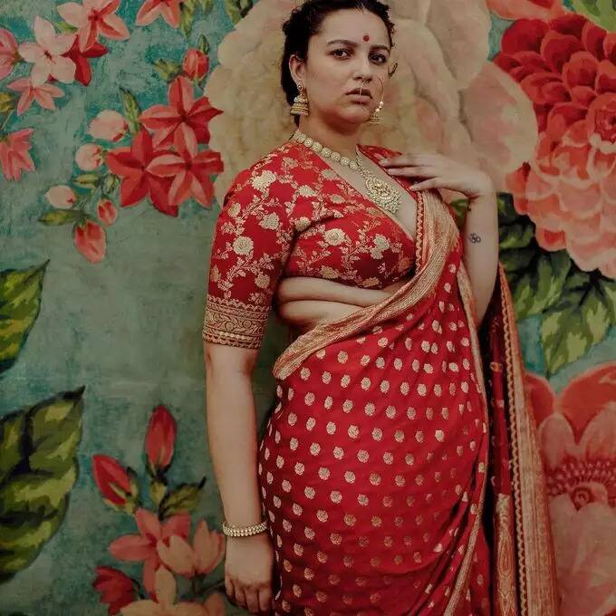 सब्यसाची के लिए मॉडलिंग करते हुए इस मॉडल को सिर्फ साड़ी ही नहीं बल्कि ब्राइडल लहंगे भी पहनाए गए.