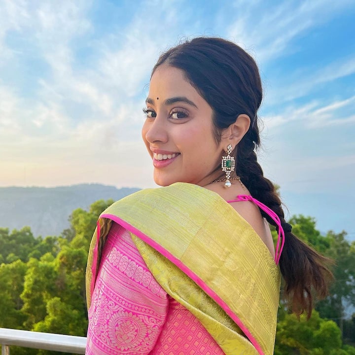 फोटो शेअर करत तिने लिहिले – श्री वेंकटेश्वराय नमो नमः श्रीमं नारायण नमो नमः तिरुमल तिरुपती नमो नमः जय बालाजी नमो नमः. (photo:janhvikapoor/ig)