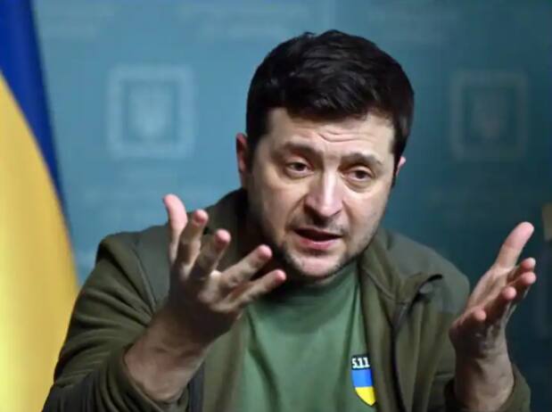 ukraine russia war president zelensky release video claims that stay in his country Ukraine Russia War : 'मी कोणालाही घाबरत नाही', देश सोडण्याच्या बातम्यांदरम्यान राष्ट्राध्यक्ष झेलेन्स्की यांचा व्हिडिओ, केला 'हा' दावा