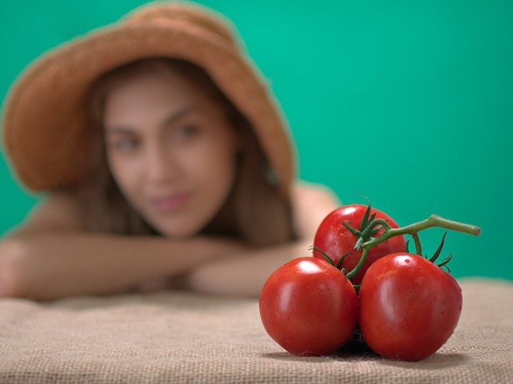 Drone Downed With Tomatoes: టమోటాలతో రష్యా డ్రోన్‌ను కూల్చేసిన ఉక్రేయిన్ మహిళ, ఇదే కదా స్త్రీ శక్తి అంటే!