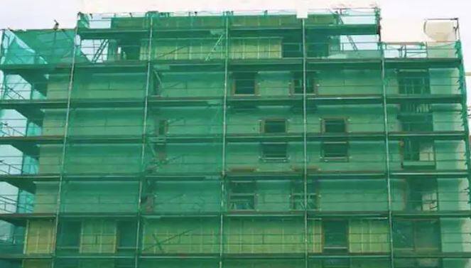 ਇਸ ਨਾਲ ਹੀ ਇਸ ਦਾ ਇੱਕ ਹੋਰ ਕਾਰਨ ਇਹ ਵੀ ਦੱਸਿਆ ਜਾ ਰਿਹਾ ਹੈ ਕਿ ਬਾਹਰੋਂ ਆਏ ਲੋਕ ਵੀ ਉੱਚੀਆਂ ਇਮਾਰਤਾਂ ਨੂੰ ਲਗਾਤਾਰ ਦੇਖਦੇ ਰਹਿੰਦੇ ਹਨ। ਅਜਿਹੇ 'ਚ ਉੱਥੇ ਕੰਮ ਕਰਨ ਵਾਲੇ ਲੋਕਾਂ 'ਤੇ ਕਿਸੇ ਤਰ੍ਹਾਂ ਦਾ ਮਾਨਸਿਕ ਦਬਾਅ ਨਹੀਂ ਹੋਣਾ ਚਾਹੀਦਾ। ਇਸ ਲਈ ਬਣੀ ਇਮਾਰਤ ਨੂੰ ਹਰੇ ਕੱਪੜੇ ਨਾਲ ਢੱਕਿਆ ਗਿਆ ਹੈ।