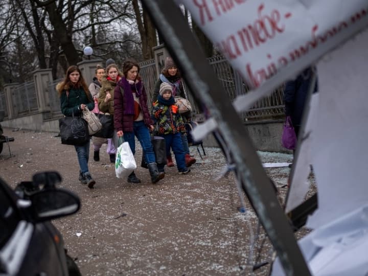 More than 2 million people have left Ukraine since the war began  says UN Ukraine Russia War: जंग का खौफनाक चेहरा, 13 दिन में 20 लाख से ज्यादा लोगों ने छोड़ा यूक्रेन, जान बचाने इन देशों में भागे