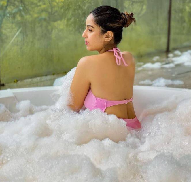 સૃષ્ટિ ક્યારેક તેના હોટ ફોટોઝથી ફેન્સને દિવાના બનાવે છે તો ક્યારેક તેના ડાન્સ વીડિયોથી ફેન્સનું મનોરંજન કરે છે.