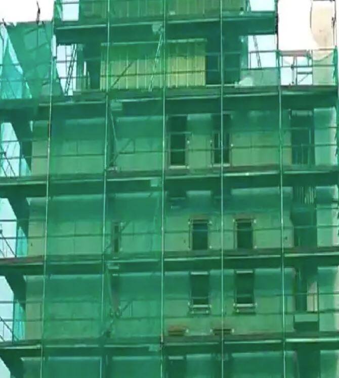 ਉਸਾਰੀ ਅਧੀਨ ਇਮਾਰਤ ਨੂੰ ਹਰੇ ਕੱਪੜੇ ਨਾਲ ਢੱਕਣ ਦਾ ਕਾਰਨ ਇਹ ਹੈ ਕਿ ਉੱਚਾਈ 'ਤੇ ਕੰਮ ਕਰਨ ਵਾਲੇ ਮਜ਼ਦੂਰ ਦਾ ਧਿਆਨ ਭਟਕਣਾ ਨਹੀਂ ਚਾਹੀਦਾ ਜਾਂ ਇੰਨੀ ਉਚਾਈ 'ਤੇ ਆਪਣੇ ਆਪ ਨੂੰ ਅਚਾਨਕ ਦੇਖ ਕੇ ਉਸ ਦਾ ਧਿਆਨ ਭਟਕਣਾ ਨਹੀਂ ਚਾਹੀਦਾ। ਅਜਿਹੇ 'ਚ ਇਮਾਰਤ ਨੂੰ ਕੱਪੜੇ ਨਾਲ ਢੱਕ ਦਿੱਤਾ ਗਿਆ ਹੈ।