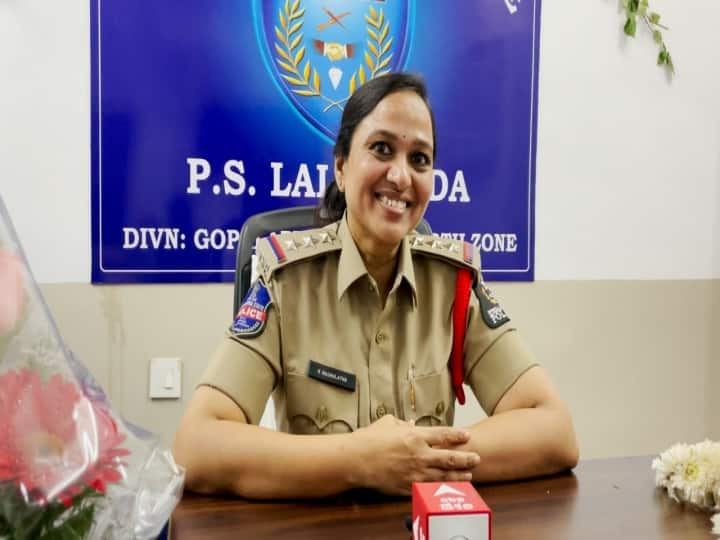 Hyderabad Police woman taken charge as SHO Today she took charge in presence of Home Minister Mahmood Ali CP Anand. Hyderabad SHO: 174 ఏళ్ల హైదరాబాద్ చరిత్రలో తొలి మహిళ ఎస్.హెచ్.ఓ, బాధ్యతలు చేపట్టిన మధులత