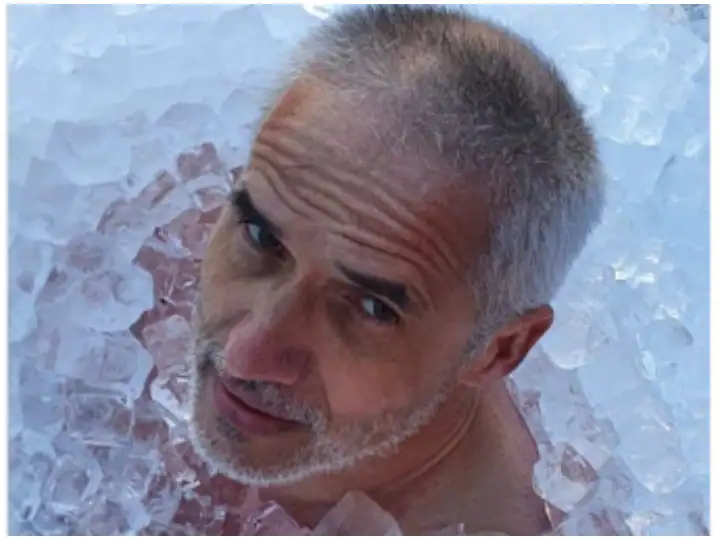 8 ਡਿਗਰੀ ਤਾਪਮਾਨ ਤੇ ਸ਼ੀਤ ਲਹਿਰ 'ਚ ਬਿਨਾਂ ਕੱਪੜਿਆਂ ਦੇ ਇਸ ਸ਼ਖਸ ਨੇ ਬਰਫ 'ਚ ਬਿਤਾਏ 3 ਘੰਟੇ , ਬਣਾਇਆ ਵਰਲਡ ਰਿਕਾਰਡ