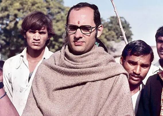 भारताच्या पंतप्रधान इंदिरा गांधी यांचे पुत्र संजय गांधी यांनी अल्पावधीत राजकारणात दबदबा निर्माण केला होता. दिल्लीमध्ये 23 जून 1980 रोजी वयाच्या अवघ्या 33 व्या वर्षी विमान अपघातात त्यांचा मृत्यू झाला. त्यांच्या विमान अपघातावरही अनेक प्रश्न उपस्थित करण्यात आले.