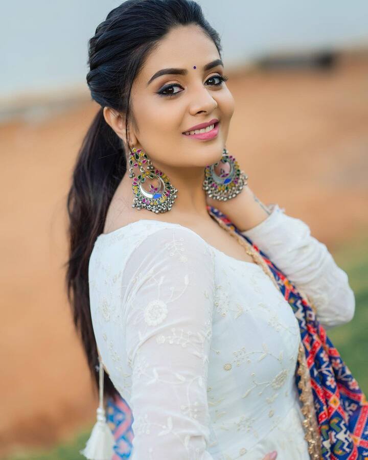 తెలుగు యాంకర్లలో  బాగా పాపులర్ అయిన, అభిమానులున్న యాంకర్ శ్రీముఖినే.  -Image credit: Sreemukhi/Instagram