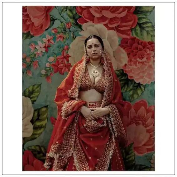 આ ફોટોઝમાં મોડલના લવ હેન્ડલ્સને છુપાવવાનો પ્રયાસ કરવામાં આવ્યો ન હતો, પરંતુ તે ખૂબ જ સરળતા સાથે બતાવવામાં આવ્યો હતો.