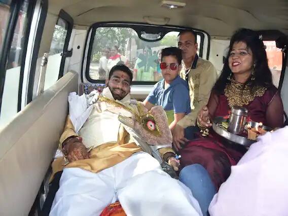 सामने आई तस्वीरों में आप देख सकते हैं कि इस दौरान दूल्हे और पूरी बारात ने खूब मस्ती की.