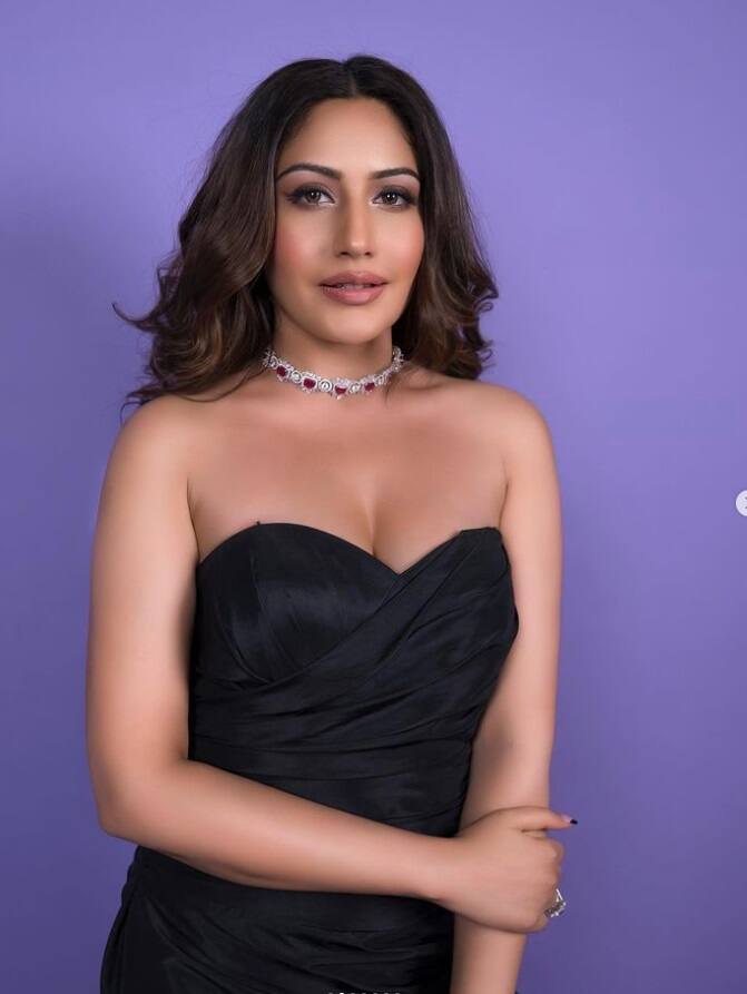 इन फोटोज़ में एक्ट्रेस ने ब्लैक कलर की ऑफ शोल्ड डीप नेक गाउन पहनी हुई है.  ड्रैस के साथ एक्ट्रेस ने एक प्यारा सा ब्रैसलेट, रिंग और नेकलेस भी पहना है.