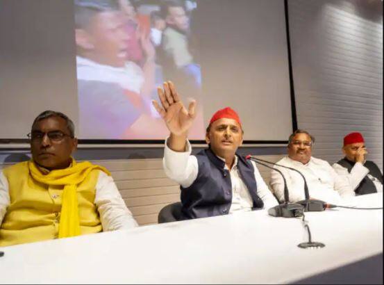 UP Election 2022  : Akhilesh Yadav Claeims EVM Caught in Varanasi accuses BJP UP Election 2022 : ਅਖਿਲੇਸ਼ ਯਾਦਵ ਦਾ ਦਾਅਵਾ , ਵਾਰਾਣਸੀ 'ਚ ਫੜੀ ਗਈ EVM , ਨਤੀਜਿਆਂ ਤੋਂ ਪਹਿਲਾਂ ਚੋਰੀ ਦੀ ਸਾਜ਼ਿਸ਼