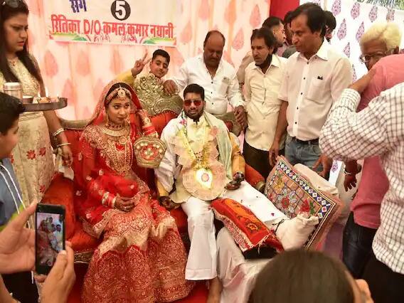 तस्वीरें राजस्थान के उदयपुर की हैं जहां दूल्हे राजा घोड़ा या गाड़ी नहीं बल्कि एंबुलेस में लेटकर बारात लेकर पहुंचे.