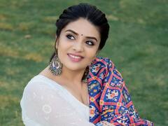 SreeMukhi Photos: చందమామైనా శ్రీముఖి అందం ముందు చిన్నబోవాల్సిందే