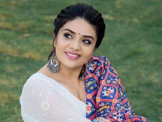 SreeMukhi Photos: చందమామైనా శ్రీముఖి అందం ముందు చిన్నబోవాల్సిందే SreeMukhi Photos: చందమామైనా శ్రీముఖి అందం ముందు చిన్నబోవాల్సిందే