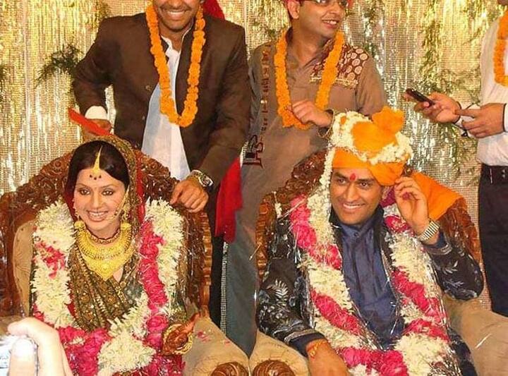 महेंद्र सिंह धोनी ने अपनी शादी के लिए पीले रंग का फूलों से सजा सेहरा पहना था.