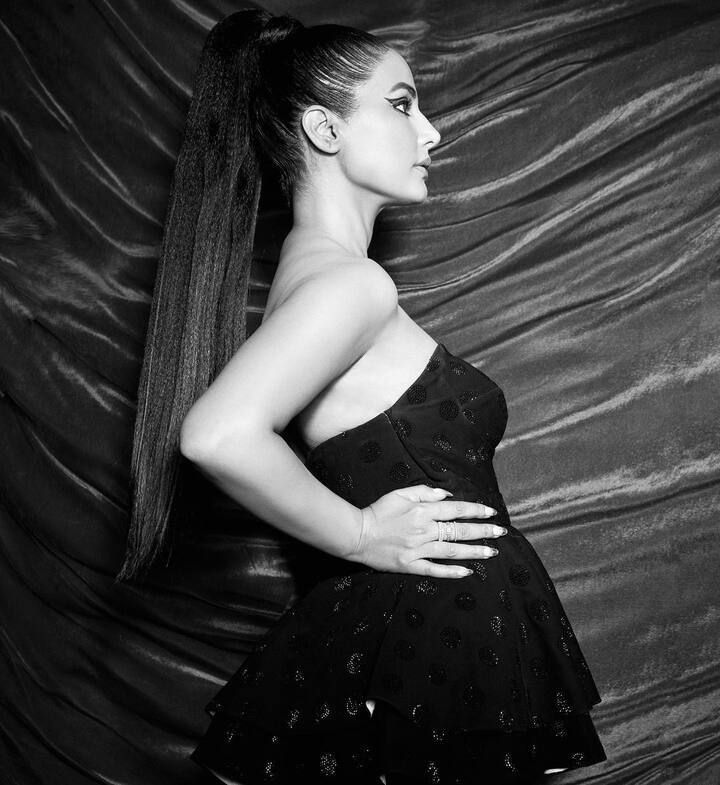 विविध फोटोच्या माध्यमातून ती चाहत्यांना सर्व अपडेट्स देत असते. (photo:realhinakhan/ig)