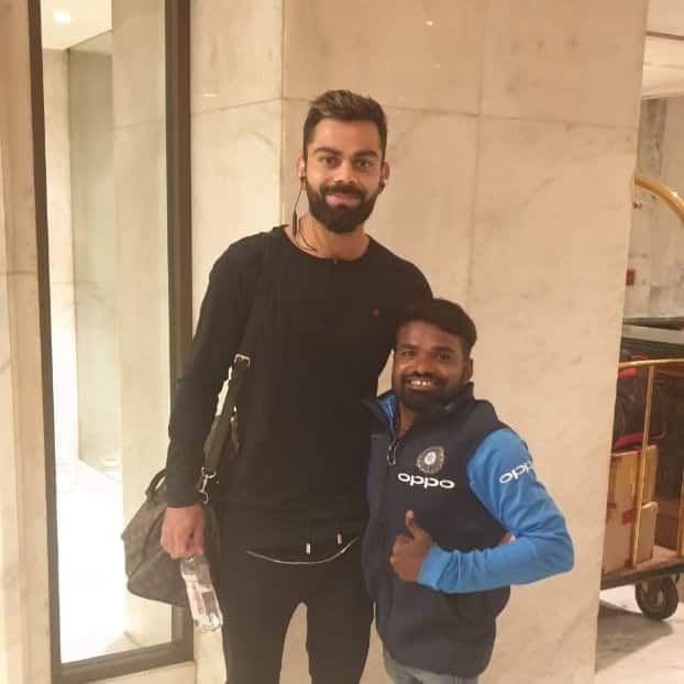watch virat kohli gave special gift to his abled fan video is going viral Watch: વિરાટ કોહલીએ પોતાના દિવ્યાંગ ફેનને આપી સ્પેશ્યલ ગિફ્ટ, જુઓ વીડિયો