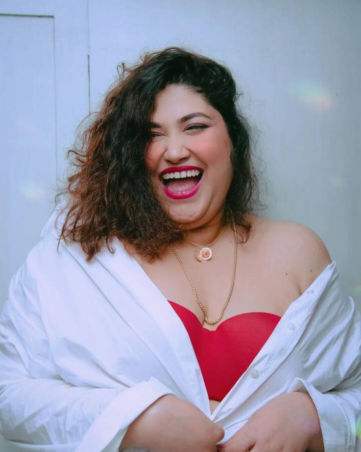 नेहा पारुलकर एक बॉडी पॉजिटिविटी इन्फ्लुएंसर और प्लस-साइज मॉडल हैं. नेहा पारुलकर का सोशल मीडिया काफी इंट्रेस्टिंग है.