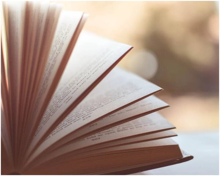 डीयू के असिस्टेंट प्रोफेसर पदों पर आवेदन करने के लिए कैंडिडेट का संबंधित विषय में पोस्ट ग्रेजुएशन करना और यूजीसी नेट परीक्षा पास करना अनिवार्य है.