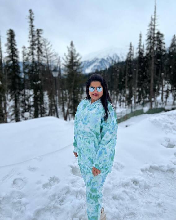 Dil Raju Daughter Hanshitha Reddy At Kashmir: మంచు కొండల్లో భర్తకు ముద్దు ఇచ్చిన 'దిల్' రాజు కుమార్తె