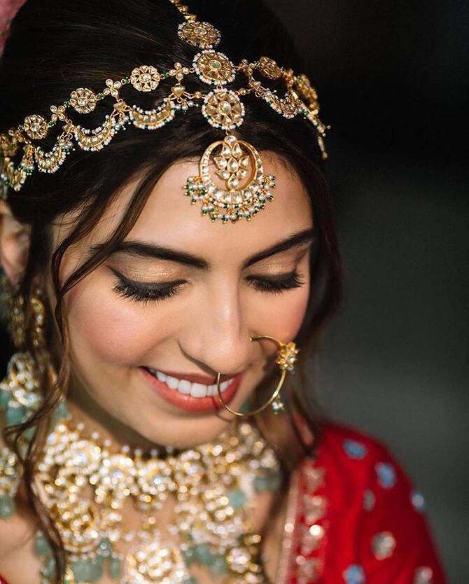 Maang Teeka Designs For Bride From Rajputi Matha Patti To Punjabi Big Teeka  These Can Be The Choice | शादी में मांग टीका बदल सकता है दुल्हनिया का पूरा  लुक, ये डिजाइन