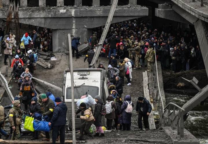 ਰੂਸੀ ਰੱਖਿਆ ਮੰਤਰਾਲੇ ਨੇ ਸੋਮਵਾਰ ਨੂੰ ਕਿਹਾ ਕਿ ਰਾਜਧਾਨੀ ਕੀਵ, ਦੱਖਣੀ ਬੰਦਰਗਾਹ ਸ਼ਹਿਰ ਮਾਰੀਉਪੋਲ, ਯੂਕਰੇਨ ਦੇ ਦੂਜੇ ਸਭ ਤੋਂ ਵੱਡੇ ਸ਼ਹਿਰ ਖਾਰਕਿਵ ਅਤੇ ਸੁਮੀ ਤੋਂ ਨਾਗਰਿਕਾਂ ਨੂੰ ਕੱਢਣ ਲਈ ਜੰਗਬੰਦੀ ਦਾ ਐਲਾਨ ਕੀਤਾ ਗਿਆ ਹੈ।  ਇਸ ਦੇ ਨਾਲ ਹੀ ਸੋਮਵਾਰ ਨੂੰ ਰੂਸ ਅਤੇ ਯੂਕਰੇਨ ਵਿਚਾਲੇ ਤੀਜੇ ਦੌਰ ਦੀ ਗੱਲਬਾਤ ਹੋਈ। ਗੱਲਬਾਤ ਦੇ ਸਮਾਪਤ ਹੋਣ ਤੋਂ ਬਾਅਦ, ਯੂਕਰੇਨ ਦੇ ਰਾਸ਼ਟਰਪਤੀ ਵੋਲੋਦੀਮੀਰ ਜ਼ੇਲੇਨਸਕੀ ਦੇ ਇੱਕ ਸਲਾਹਕਾਰ ਨੇ ਕਿਹਾ ਕਿ ਇੱਕ ਸੁਰੱਖਿਅਤ ਗਲਿਆਰੇ ਦੀ ਬਣਾਉਣ ਦੇ ਸਬੰਧ ਵਿੱਚ ਮਾਮੂਲੀ ਤਰੱਕੀ ਕੀਤੀ ਗਈ ਹੈ।