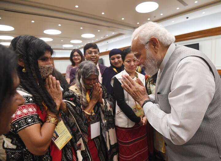 నారీ శక్తి పురస్కార గ్రహీతలతో ప్రధాని మోదీ