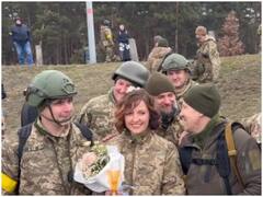 युद्ध के बीच बंधन में बंधे दूल्हा-दुल्हन, यूक्रेनी सैनिकों के बीच यूं रचाई शादी