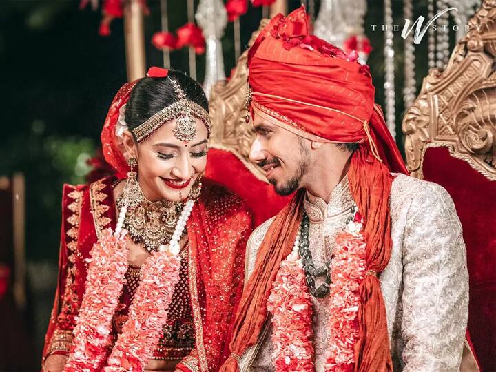 युजवेंद्र चहल भी सुर्ख सेहरा पहने अपने दुल्हनिया धनाश्री को लेने के लिए पहुंचे थे.