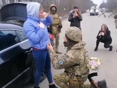 Russia-Ukraine ਜੰਗ ਵਿਚਾਲੇ ਦਿਲ ਛੂਹਣ ਵਾਲਾ ਵੀਡੀਓ ਆਇਆ, ਯੂਕਰੇਨੀ ਫੌਜੀ ਨੇ ਗਰਲਫ੍ਰੈਂਡ ਨੂੰ ਦਿੱਤਾ ਸਰਪ੍ਰਾਈਜ਼