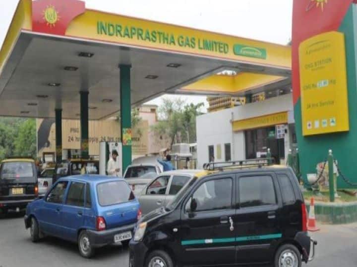 CNG price hike in delhi cng price in delhi today 2022 petrol price diesel price update CNG Price: चुनाव खत्म होते ही महंगी हो गई CNG, राजधानी समेत कई शहरों में बढ़े रेट्स, जल्दी से चेक करें कीमत