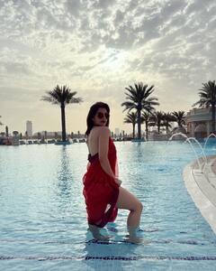 Mehreen Photos: స్విమ్మింగ్ పూల్ లో విరిసిన ఎర్రగులాబీ