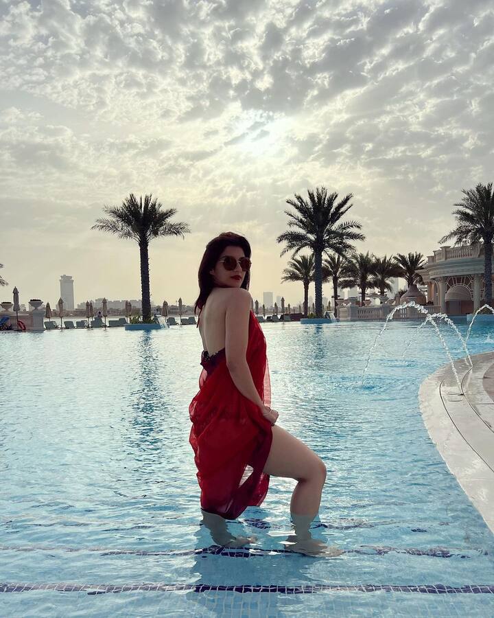 'కృష్ణగాడి వీరప్రేమ గాథ' సినిమాతో హీరోయిన్ గా ఎంట్రీ ఇచ్చింది మెహ్రీన్. మొదటి సినిమాతోనే సక్సెస్ అందుకోవడంతో ఇండస్ట్రీలో అవకాశాలు వచ్చాయి.'ఎఫ్2', 'మహానుభావుడు' వంటి సినిమాలతో సూపర్ హిట్స్ అందుకుంది. ఆ  మధ్య ఎంగేజ్మెంట్ బ్రేకప్ తో వార్తల్లో నిలిచిన మెహ్రీన్ ప్రస్తుతం వరుస ఆఫర్స్ తో దూసుకుపోతోంది.